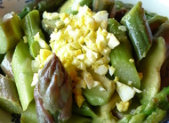 Salat aus buntem Spargel, Avokado und Ei