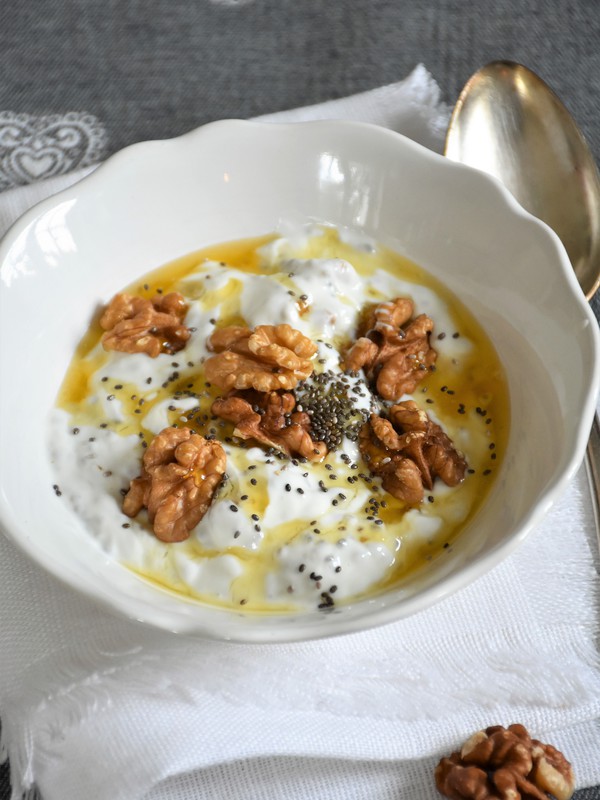 griechisches Joghurt mit Walnuss und Chiasamen