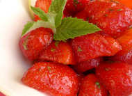 Erdbeeren in Zitronen-Minzesirup caseinfrei