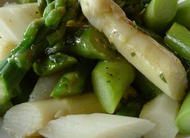 Salat aus grünem und weißem Spargel laktosefrei